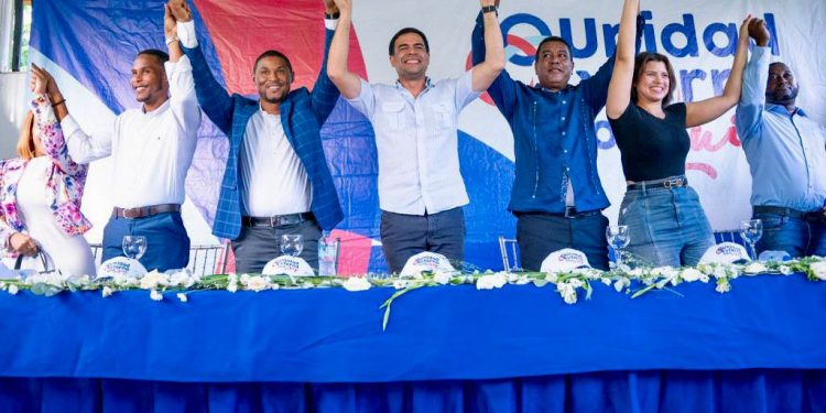 Roberto Ángel juramenta al presidente de la Sala Capitular de Pedro Brand; abandona al PRD