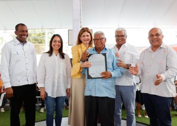 Gobierno inaugura 4 obras en Santo Domingo y San Cristóbal; también entrega títulos de propiedad