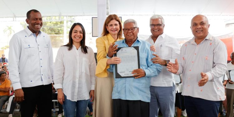 Gobierno inaugura 4 obras en Santo Domingo y San Cristóbal; también entrega títulos de propiedad