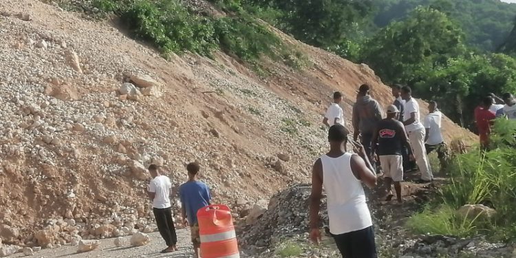 Lluvias provocan derrumbe en Barahona; afectan acueducto y el tránsito hacia Pedernales