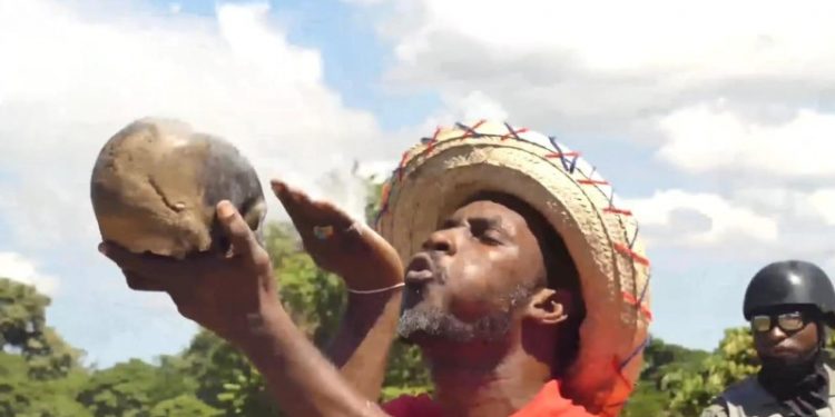 Brujos haitianos practican rituales ante el río Masacre