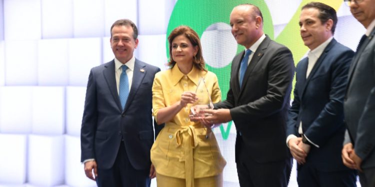 ACIS reconoce a Ulises Rodríguez por sus aportes al desarrollo de la industria, innovación y fortalecimiento del sector