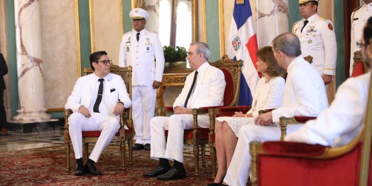 Presidente Luis Abinader recibe cartas credenciales del nuncio apostólico y de tres nuevos embajadores