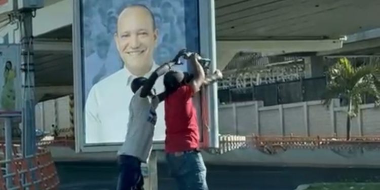 Desaprensivos destruyen vallas publicitarias del candidato a la alcaldía por Santiago, Ulises Rodríguez