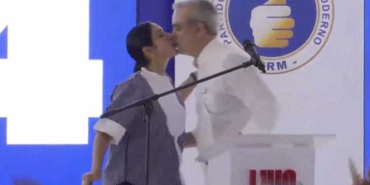 Primera dama sorprende con beso al presidente Abinader durante discurso