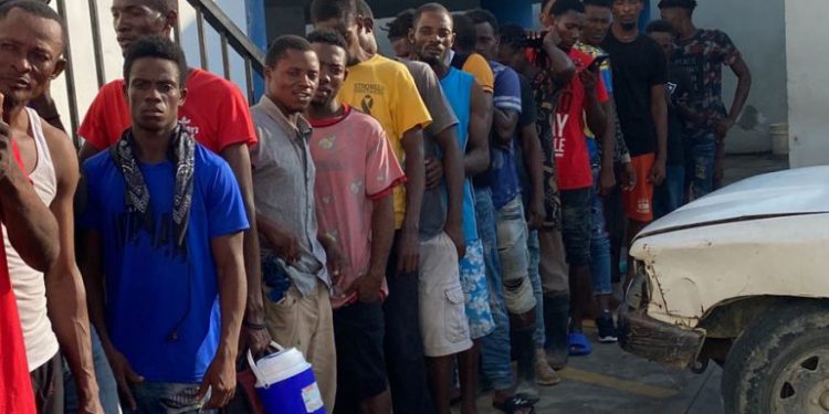 Policía Nacional apresa varios indocumentados haitianos y les ocupan armas blancas