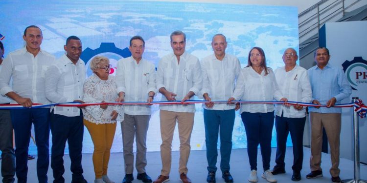Presidente Abinader da primer palazo para construcción de muelle de cruceros en Barahona y aeropuerto en San Juan