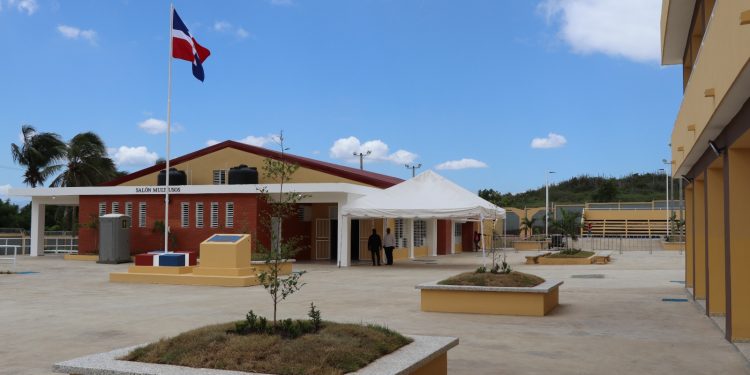 Presidente Luis Abinader encabeza acto de inauguración del Politécnico Profesor Miguel Ángel Guzmán en Navarrete