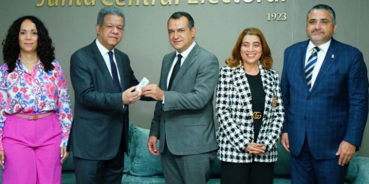 Leonel entrega a la JCE padrón de la FP auditado con más de 2 millones de personas inscritas