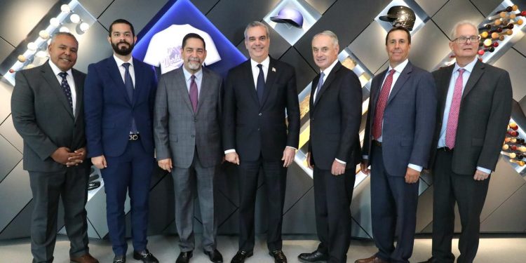 Presidente Abinader se reúne con Comisionado MLB; refuerzan compromiso de apoyo al béisbol en RD