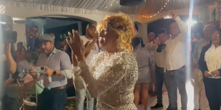 La Vieja Fefa celebró como quinceañera sus 80 primaveras