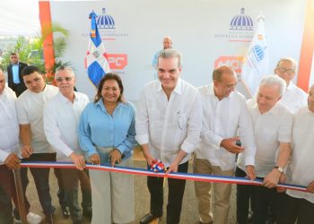 Presidente Abinader inaugura centro UASD en Monte Plata y en San Luis entrega 200 apartamentos y el asfaltado de calles, aceras y contenes