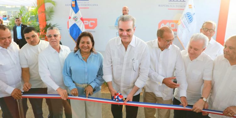 Presidente Abinader inaugura centro UASD en Monte Plata y en San Luis entrega 200 apartamentos y el asfaltado de calles, aceras y contenes