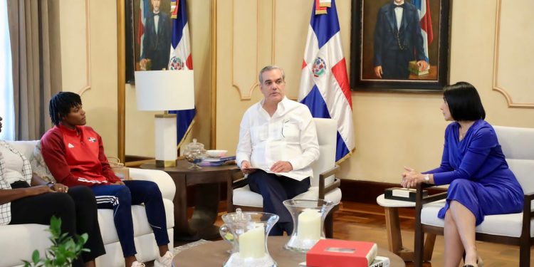 Presidente Abinader recibe visita a la campeona en los 400 metros planos de atletismo, Marileidy Paulino