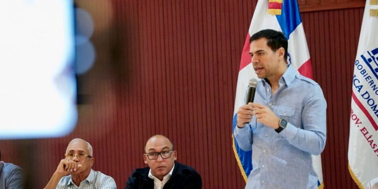 Roberto Ángel coordina asistencia social a familias vulnerables de Elías Piña