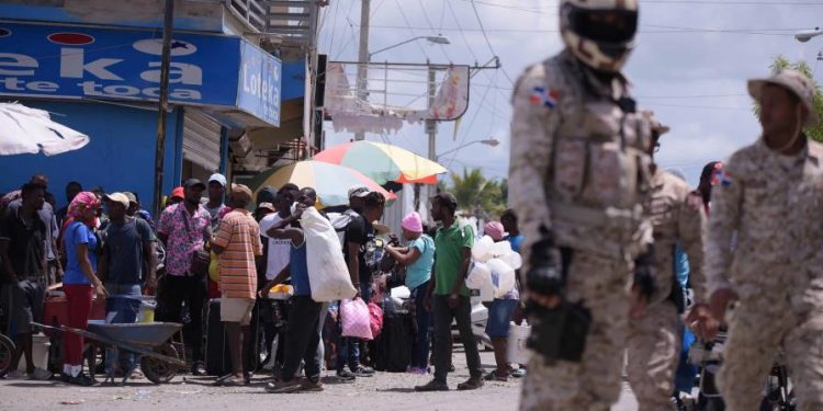 Una tensa calma en la frontera pese a amenaza de cierre por construcción de canal