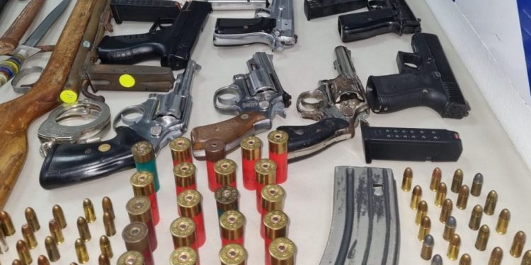 Autoridades desarticulan red dedicada al tráfico de armas automáticas y de alto calibre