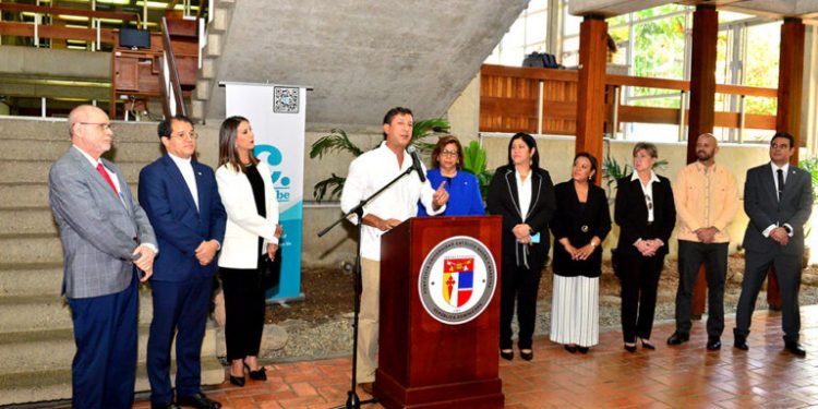 PUCMM acoge 75 portadas históricas del diario elCaribe