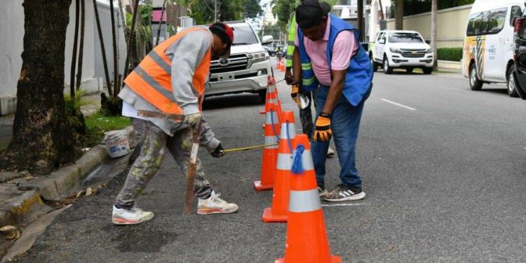 Intrant retira conos colocados de manera ilegal en calles de Santo Domingo