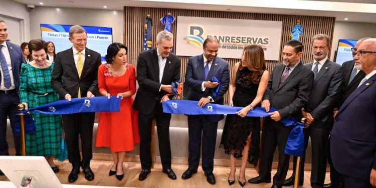 Abinader y Samuel Pereyra inauguran oficina de Banreservas en Nueva York