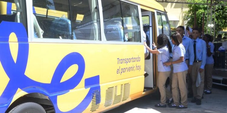 MINERD pone en marcha Movilidad Escolar con 122 autobuses en la Regional 15