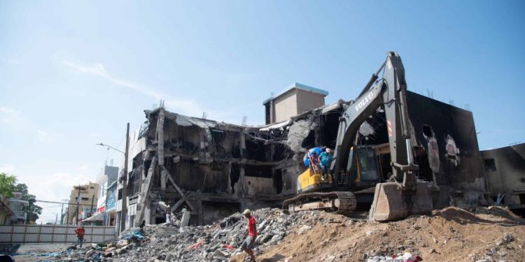 Avanzan trabajos de demolición de edificios afectados por explosión en San Cristóbal