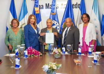 PARLACEN reconoce a Guadalupe Valdez como “Mujer Destacada 2023” de la RD