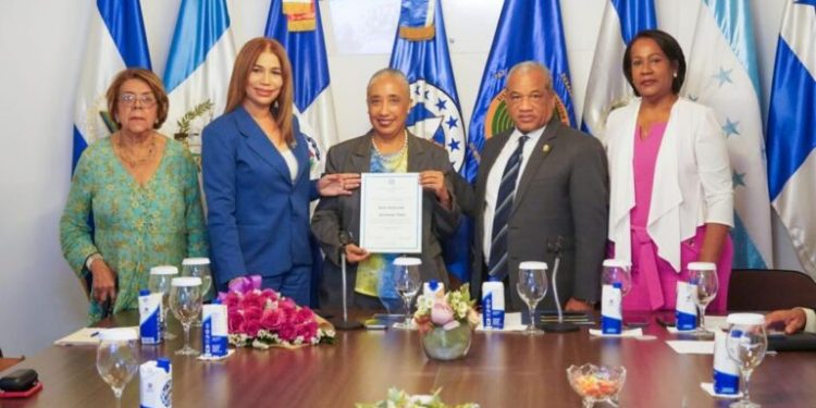 PARLACEN reconoce a Guadalupe Valdez como “Mujer Destacada 2023” de la RD