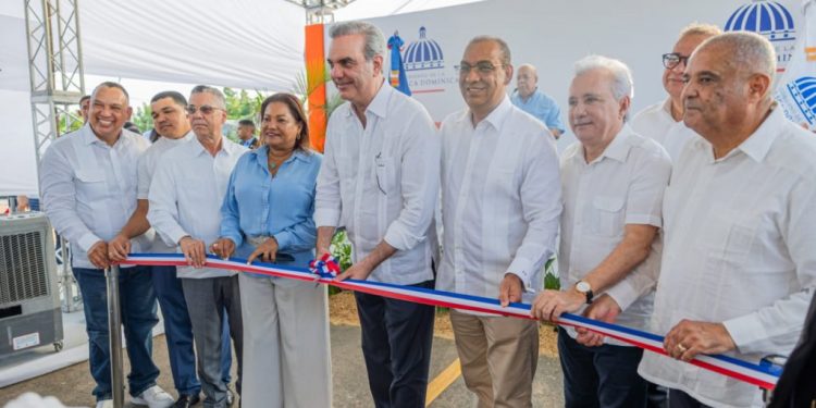 Gobierno entrega en San Luis calles, aceras y contenes construidas con inversión de RD$260 MM