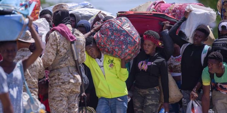 Haitianos dicen regresan a su país por temor a ser repatriados