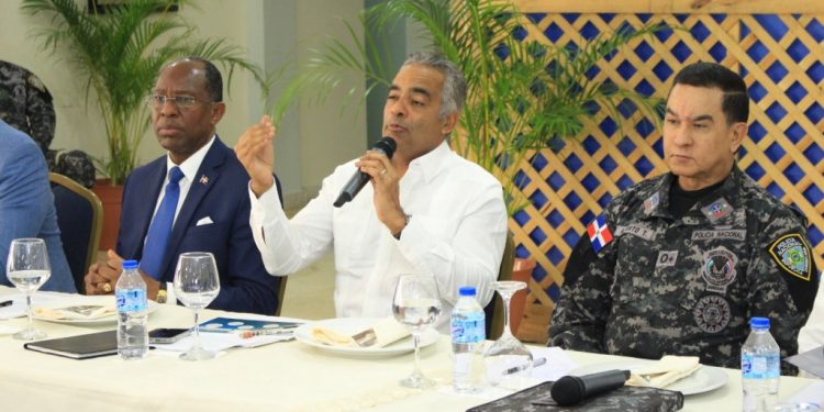 Ministro Santos encabeza en sede de PN Mesa de Seguridad Pública Pedernales y Región Enriquillo