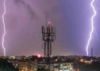 Tormentas eléctricas y aguaceros iluminaron la noche en el Gran Santo Domingo