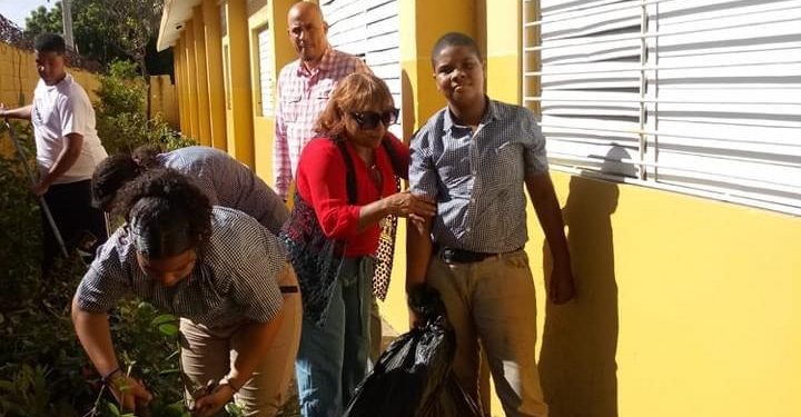 Ministerio de Educación desarrolla una intensa jornada de prevención del dengue en escuelas de Santiago