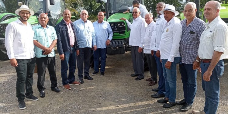 Agricultura entrega cuatro tractores para apoyar a productores de tabaco