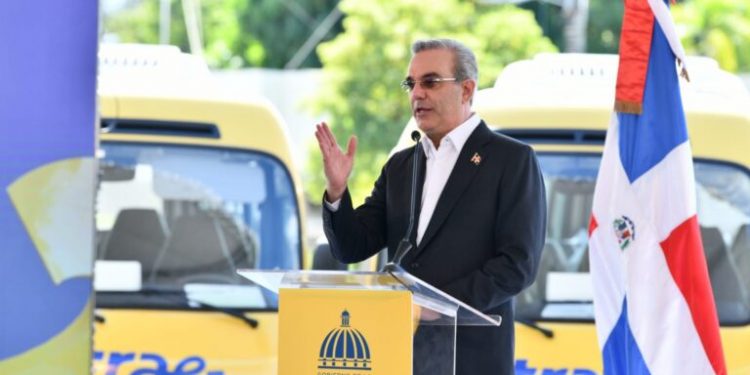 Abinader lanza oficialmente programa transporte escolar que ha movilizado más de 800 mil estudiantes