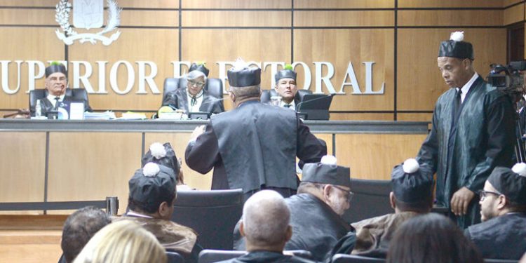 TSE aplaza tratar 16 expedientes disgusto de precandidaturas