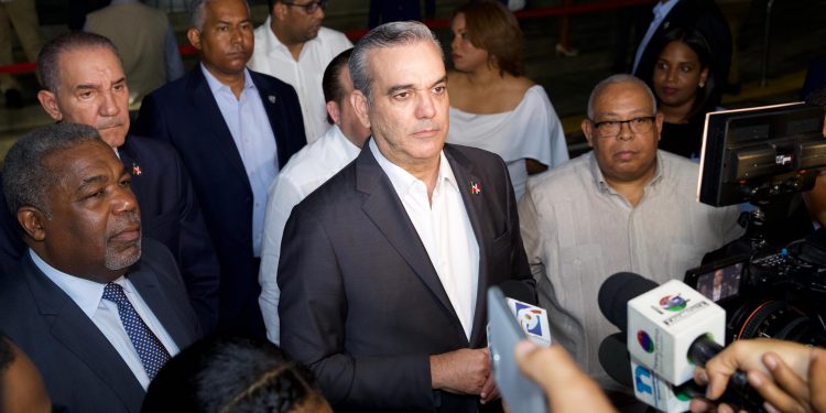 Presidente Abinader afirma que nadie en su sano juicio puede pensar que se va a privatizar la Maternidad de Los Mina