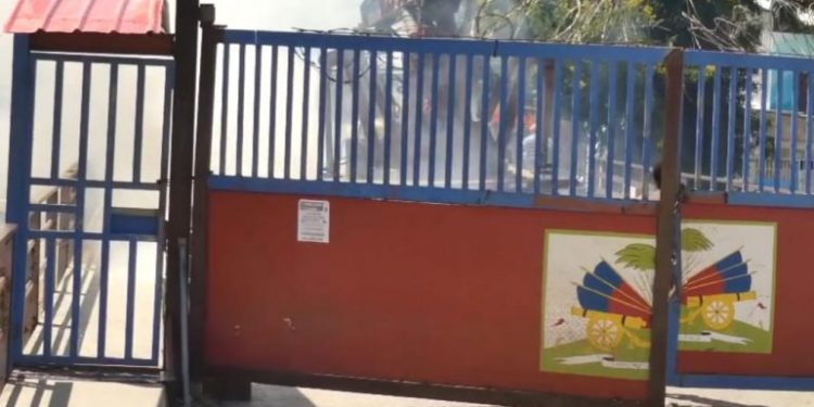 Con bombas y disparos dispersan grupo de haitianos que pretendían cerrar con “block” paso fronterizo por Dajabón