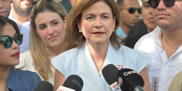 Vicepresidenta Raquel Peña ejerció su derecho al voto en Santiago su ciudad natal