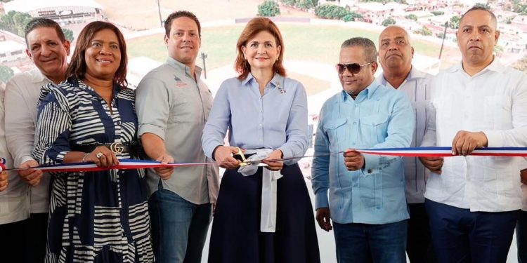 Vicepresidenta Raquel Peña inaugura un CAFI en el recinto Bonao de la UASD y dos estadios de béisbol