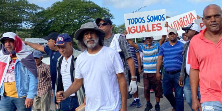 Santiago reclama asfalto y agua