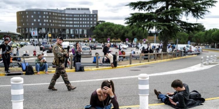 Evacuan varios aeropuertos en Francia por amenazas de atentado