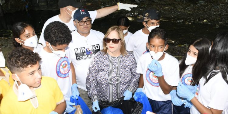 Regional 08 Educación de Santiago organiza jornada de descacharrización en sector Hoyo de Cantala