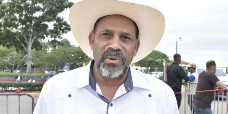 Alcalde de Dajabón pide traslado de su esposa como vicecónsul en Haití tras denuncia de que supuestos haitianos traman contra vida de él