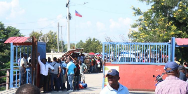 Haití abre sus puertas y haitianos cruzan a Dajabón a buscar mercancías varadas tras cierre de frontera