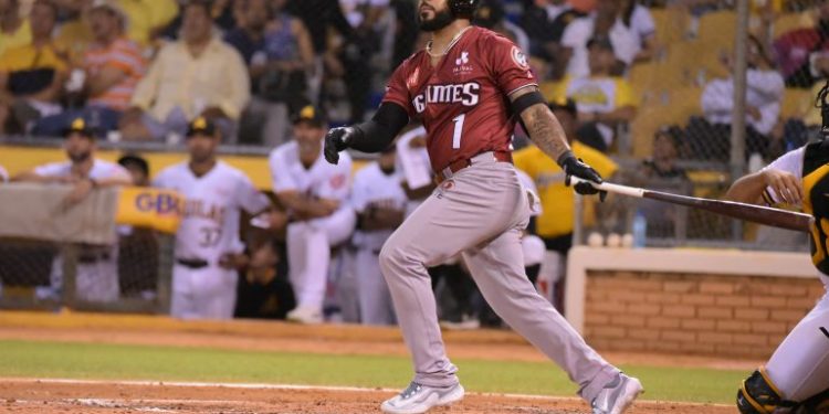 Gigantes vencen a las Águilas en primer partido de la temporada en Santiago