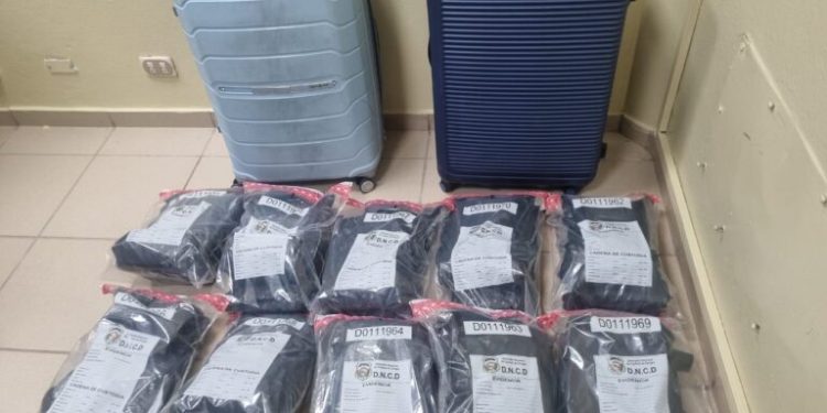 Apresan extranjera con 21 paquetes de presunta marihuana en aeropuerto del Cibao