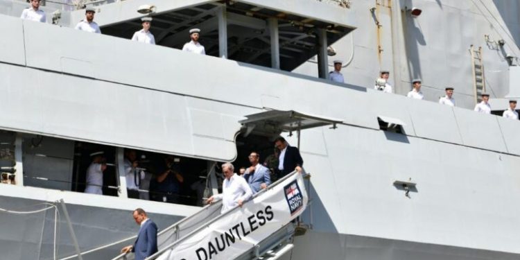 Abinader visita Buque Británico que se encuentra en RD