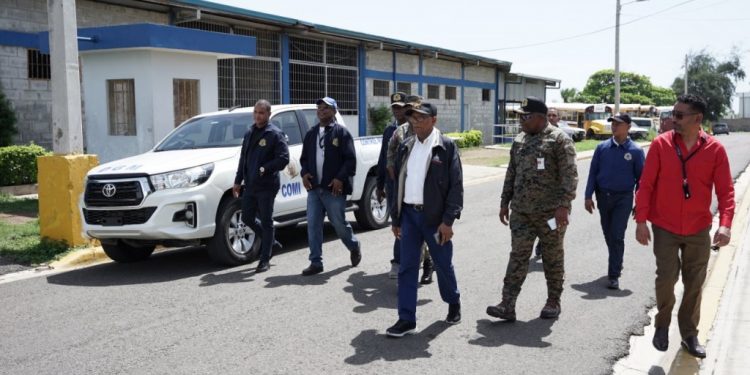 Migración cancela a 10 agentes y despacha a su dotación militar al encargado en Higüey tras denuncias