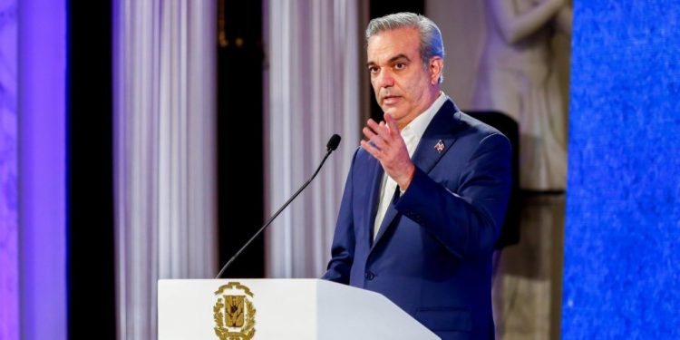 Abinader insta a la oposición a debatir uso dado a los recursos del Estado